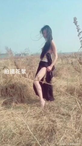 身材骨感清新时髦流行美女，拍摄花絮 看摄影师如何指挥美女摆动作姿势，拍出最美照片！